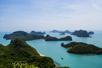 Naklejka premium Beach and coconut trees on an island of Mu Ko Ang Thong National Marine Park near Ko Samui in Gulf of Thailand, Surat Thani Province, Thailand