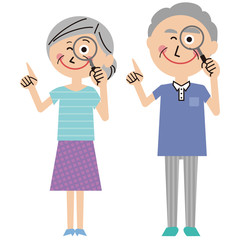 ポップなシニア夫婦　夏服　虫眼鏡と指差し