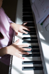 Obraz premium Girl fingers playing piano