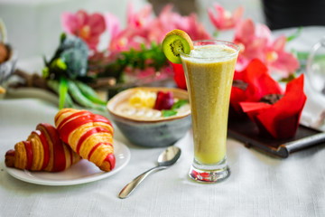 healthy breakfast kiwi smoothies