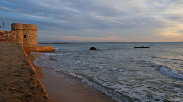 Wellen am Strand von La Mata an der Costa Blanca
