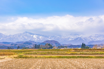 春を待つ蔵王と宮城の田園地帯