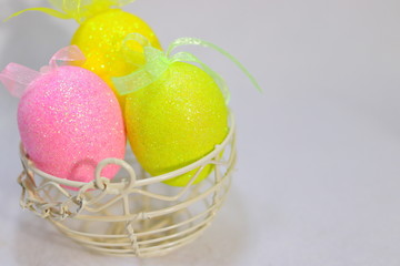 ピンクと黄色のイースターエッグ　籠に入った