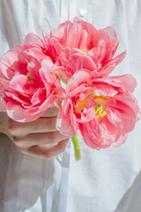 Tulpen in der Hand