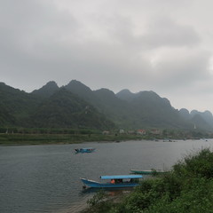 Fototapeta na wymiar phong nha, nature water river green trees mountains landscape vietnam