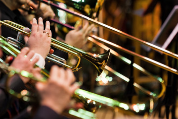Plakat Trumpets in the hands of musicians in the orchestra