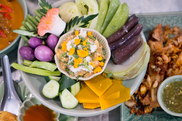 Egg crab chili sauce served with vegetable