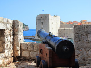 Fototapeta na wymiar Old cannon pointing to sea