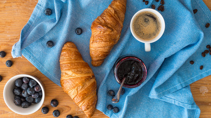 Francuskie śniadanie croissant z dżemem i kawą - obrazy, fototapety, plakaty