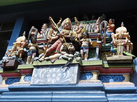 Hindu temple Muthumariamman Thevasthanam and its details on the island of Sri Lanka.