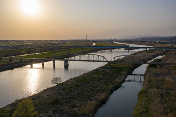 Fototapeta na wymiar 夕暮れの渡良瀬川とローカル列車