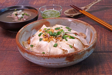 Slice grilled pork with rice, topping with fried pork rinds, pickled garlic and spring onions served with pork spare ribs soup and green spicy chili sauce. Famous Chinese / Cantonese cuisine.
