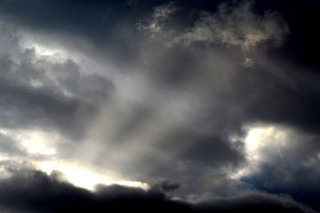 Fototapeta na wymiar raios solares em nuvens de tempestade