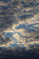 formação de nuvens no céu azul