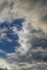 Fototapeta na wymiar formação de nuvens no céu azul