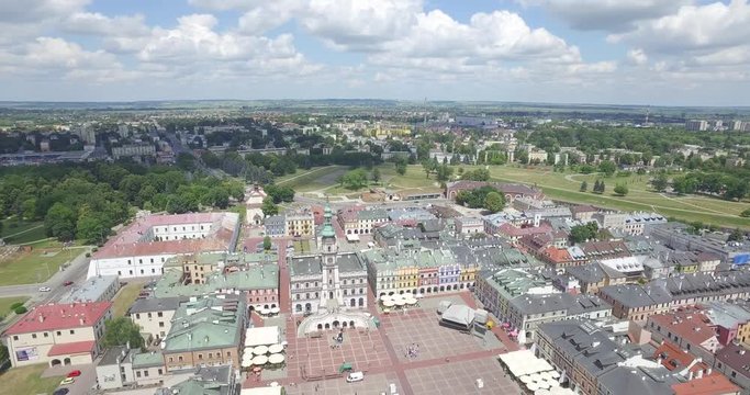 Zamość z lotu ptaka. Krajobraz starego miasta z rynkiem i ratuszem widziany z powietrza.  Przelot do tyłu.
