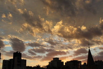Fototapeta premium Céu ao pôr-do-sol e silhueta da cidade em contra luz
