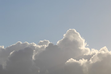 raios solares entre nuvens no céu azul