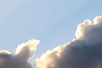 formação de nuvens no céu azul