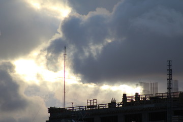 silhueta de construção de construção de edifício no pôr-do-sol 