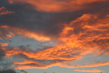 Pôr-do-sol em tons de cor laranja