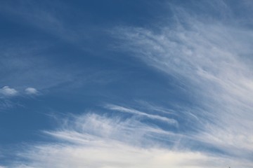 formação de nuvens no céu azul