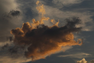 Nuvens coloridas pelo pôr-do-sol 