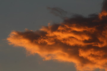Nuvens coloridas pelo pôr-do-sol 