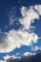 formação de nuvens no céu azul