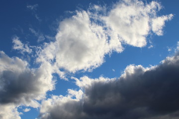 formação de nuvens no céu azul