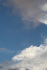 formação de nuvens no céu azul