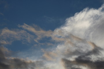 formação de nuvens no céu azul