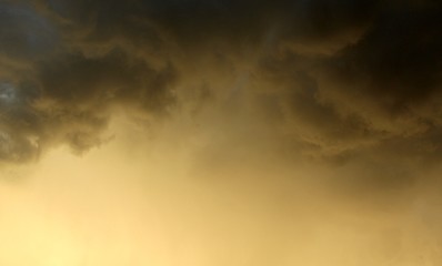 Pôr-do-sol em dia de chuva 