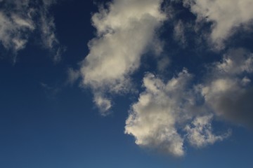 Naklejka na ściany i meble formação de nuvens no céu azul
