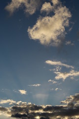 raios solares entre nuvens no céu azul