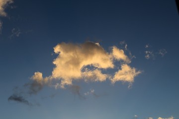 formação de nuvens no céu azul
