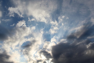 Naklejka na ściany i meble Raios solares entre nuvens no céu azul