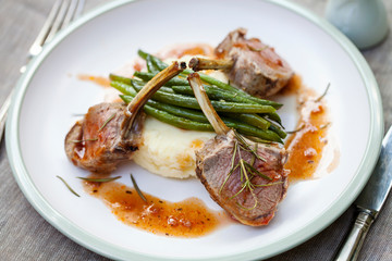 Lamb rack with mashed potatoes, green beans and red wine jus 