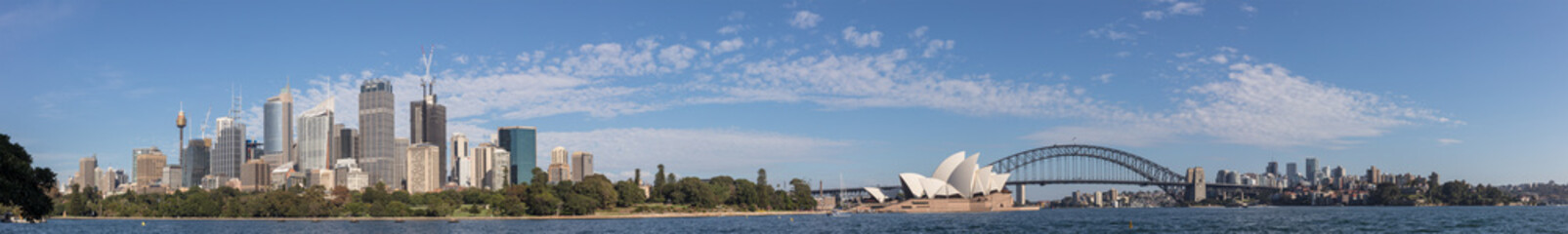 Fototapeta premium Panoramic view of the Sydney skyline encompassing the city over to Kirribilli Point, NSW, Australia