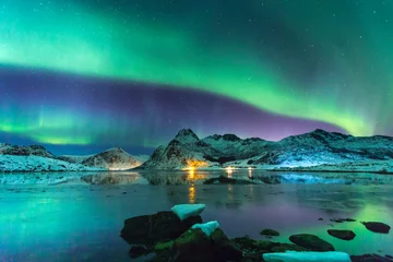 Foto auf Acrylglas Nordlichter Nordlichter bei Nacht vor der Kulisse wunderschöner Berge und Gletscher