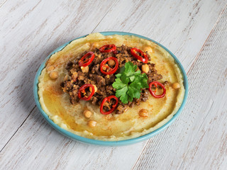Creamy hummus with spicy mutton minced meat. 