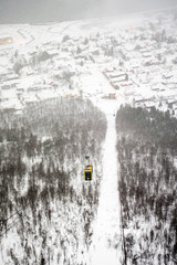 paisaje con teleférico en montaña nevada