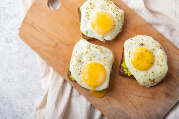 sandwiches with avocado and egg for breakfast