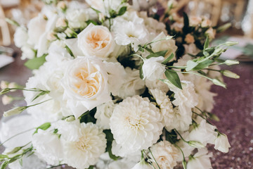 Obraz na płótnie Canvas flower arrangement on the banquet table