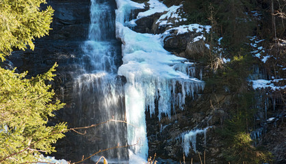Winterlandschaft mit Wasserfall