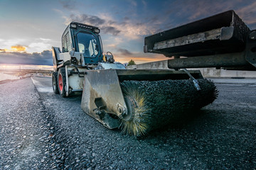 Planer for the construction of a road leveling and cleaning the recent asphalt