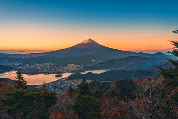 Fototapeta premium Krajobrazowy obraz Mt. Fuji nad jeziorem Kawaguchiko z liści jesienią o wschodzie słońca w Fujikawaguchiko, Japonia.