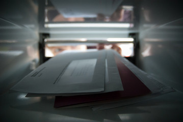 Briefaustr&auml;ger wirft Briefe in einen Briefkasten