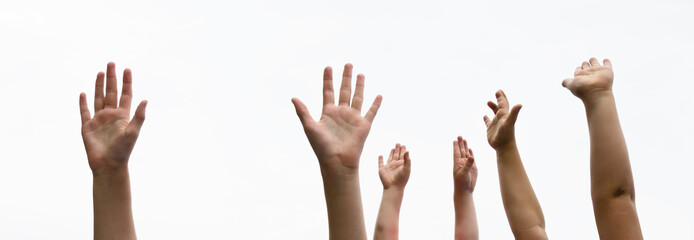 Hände von Kindern die sich nach oben strecken