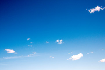 Cielo azzurro con nuvolette